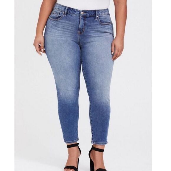 Torrid Girlfriend High Rise Jeans 18 - Picture 1 of 12